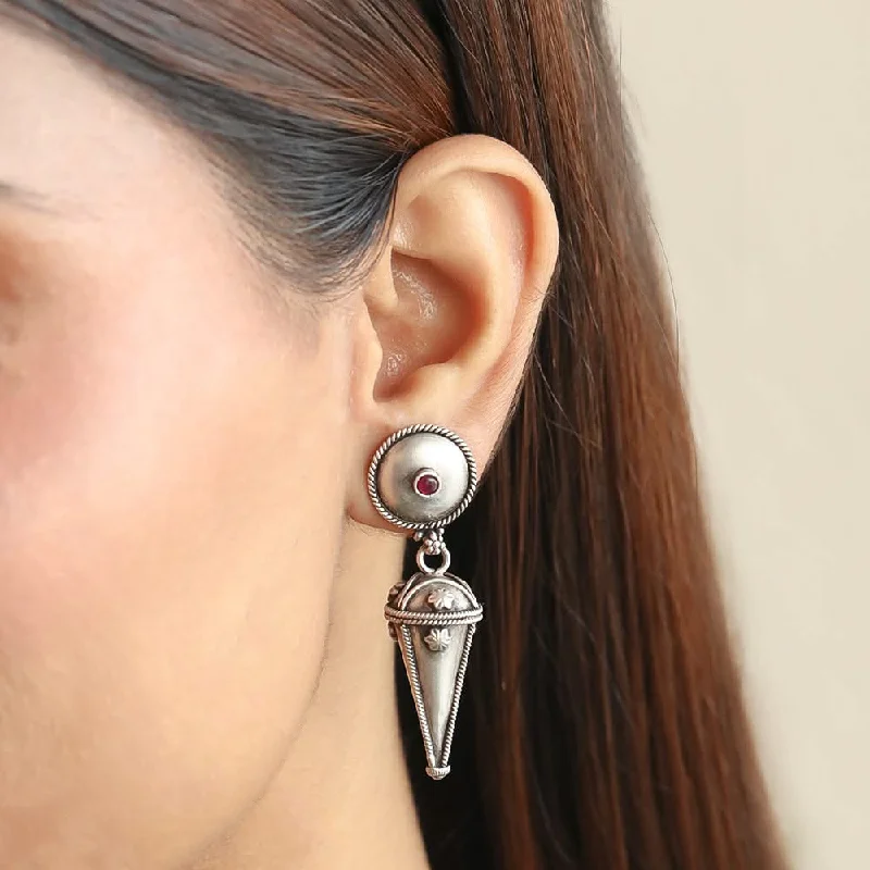 Hoop earrings with tortoiseshell designs for a chic and classic style-Silver graceful & edgy earring